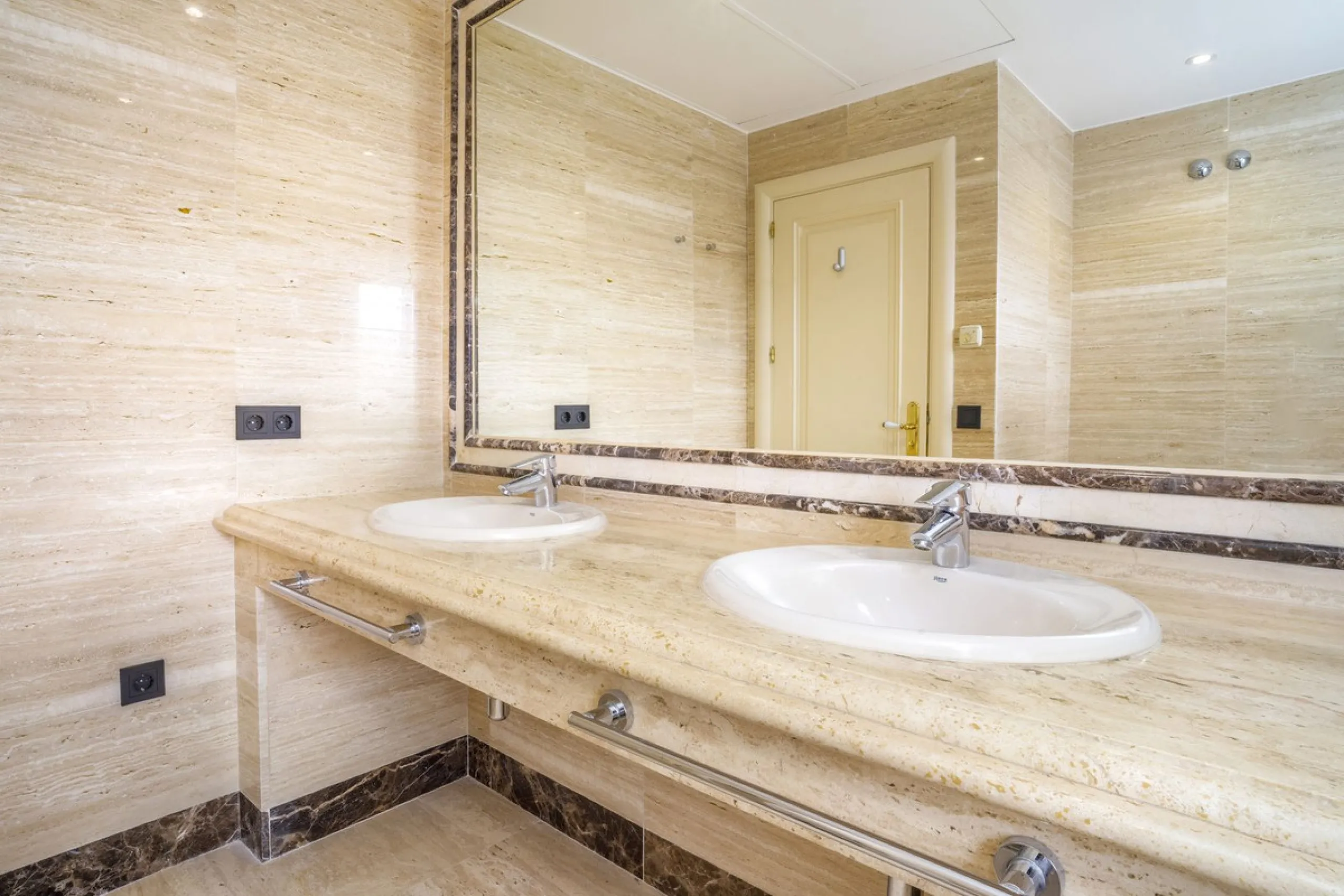 There are homes that are not only lived in, they are truly experienced. This penthouse duplex in Montebello Hills is one of them. Set on the noble slopes of Sierra Blanca, it offers both the calm of the mountains and the endless expanse of the Mediterrane