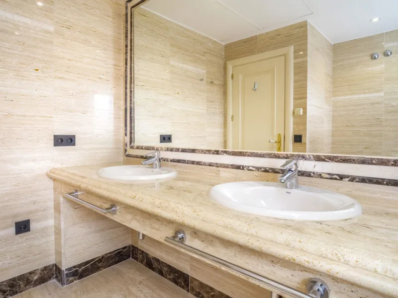 There are homes that are not only lived in, they are truly experienced. This penthouse duplex in Montebello Hills is one of them. Set on the noble slopes of Sierra Blanca, it offers both the calm of the mountains and the endless expanse of the Mediterrane