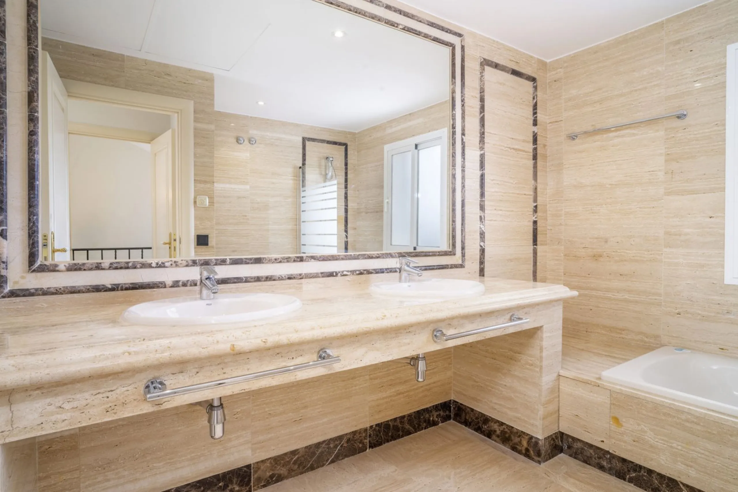 There are homes that are not only lived in, they are truly experienced. This penthouse duplex in Montebello Hills is one of them. Set on the noble slopes of Sierra Blanca, it offers both the calm of the mountains and the endless expanse of the Mediterrane