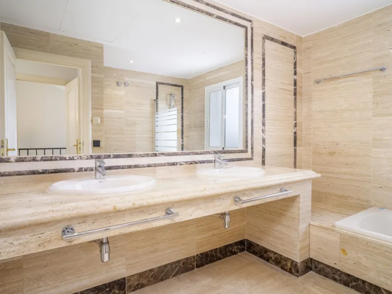 There are homes that are not only lived in, they are truly experienced. This penthouse duplex in Montebello Hills is one of them. Set on the noble slopes of Sierra Blanca, it offers both the calm of the mountains and the endless expanse of the Mediterrane