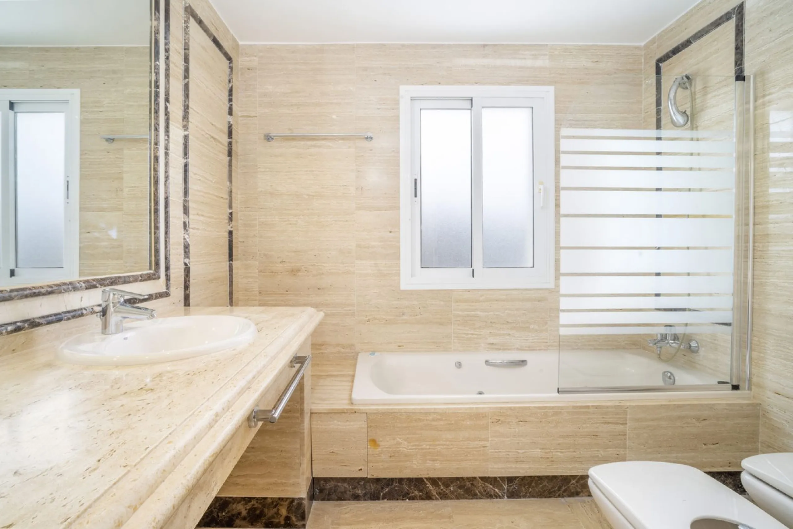 There are homes that are not only lived in, they are truly experienced. This penthouse duplex in Montebello Hills is one of them. Set on the noble slopes of Sierra Blanca, it offers both the calm of the mountains and the endless expanse of the Mediterrane