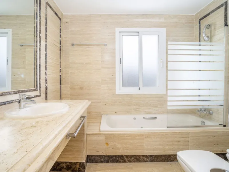 There are homes that are not only lived in, they are truly experienced. This penthouse duplex in Montebello Hills is one of them. Set on the noble slopes of Sierra Blanca, it offers both the calm of the mountains and the endless expanse of the Mediterrane