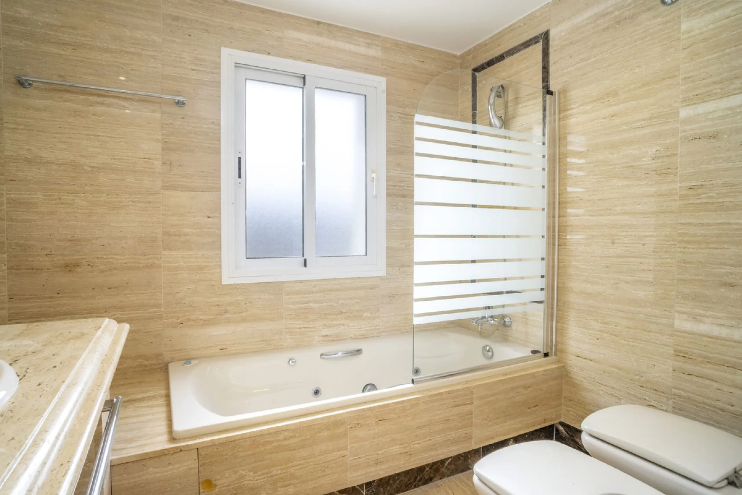 There are homes that are not only lived in, they are truly experienced. This penthouse duplex in Montebello Hills is one of them. Set on the noble slopes of Sierra Blanca, it offers both the calm of the mountains and the endless expanse of the Mediterrane