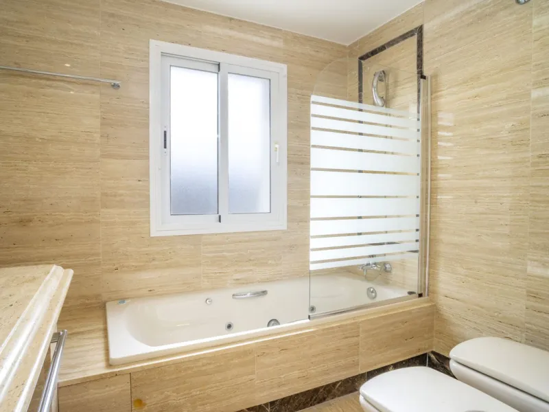 There are homes that are not only lived in, they are truly experienced. This penthouse duplex in Montebello Hills is one of them. Set on the noble slopes of Sierra Blanca, it offers both the calm of the mountains and the endless expanse of the Mediterrane