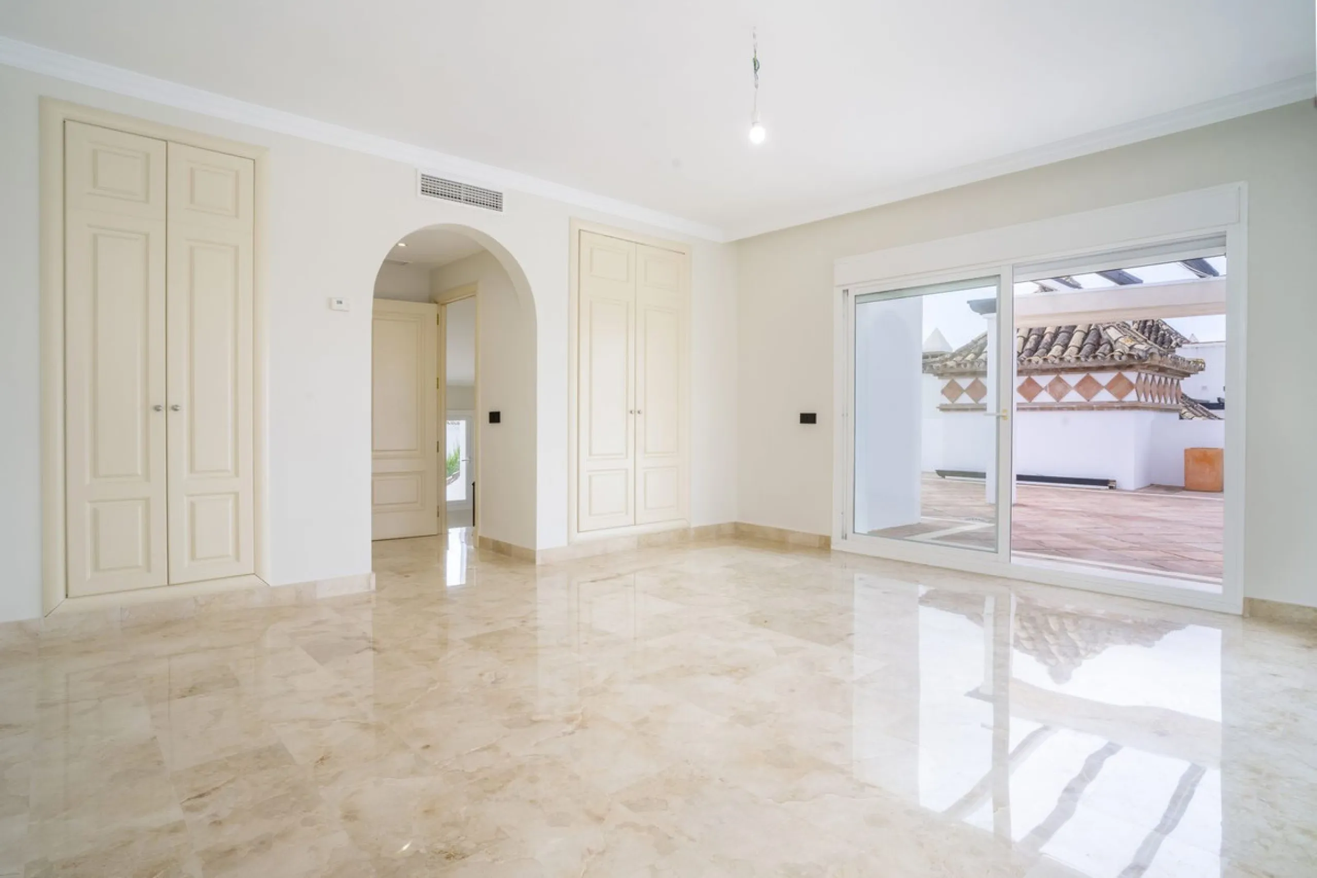 There are homes that are not only lived in, they are truly experienced. This penthouse duplex in Montebello Hills is one of them. Set on the noble slopes of Sierra Blanca, it offers both the calm of the mountains and the endless expanse of the Mediterrane