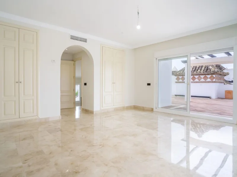 There are homes that are not only lived in, they are truly experienced. This penthouse duplex in Montebello Hills is one of them. Set on the noble slopes of Sierra Blanca, it offers both the calm of the mountains and the endless expanse of the Mediterrane