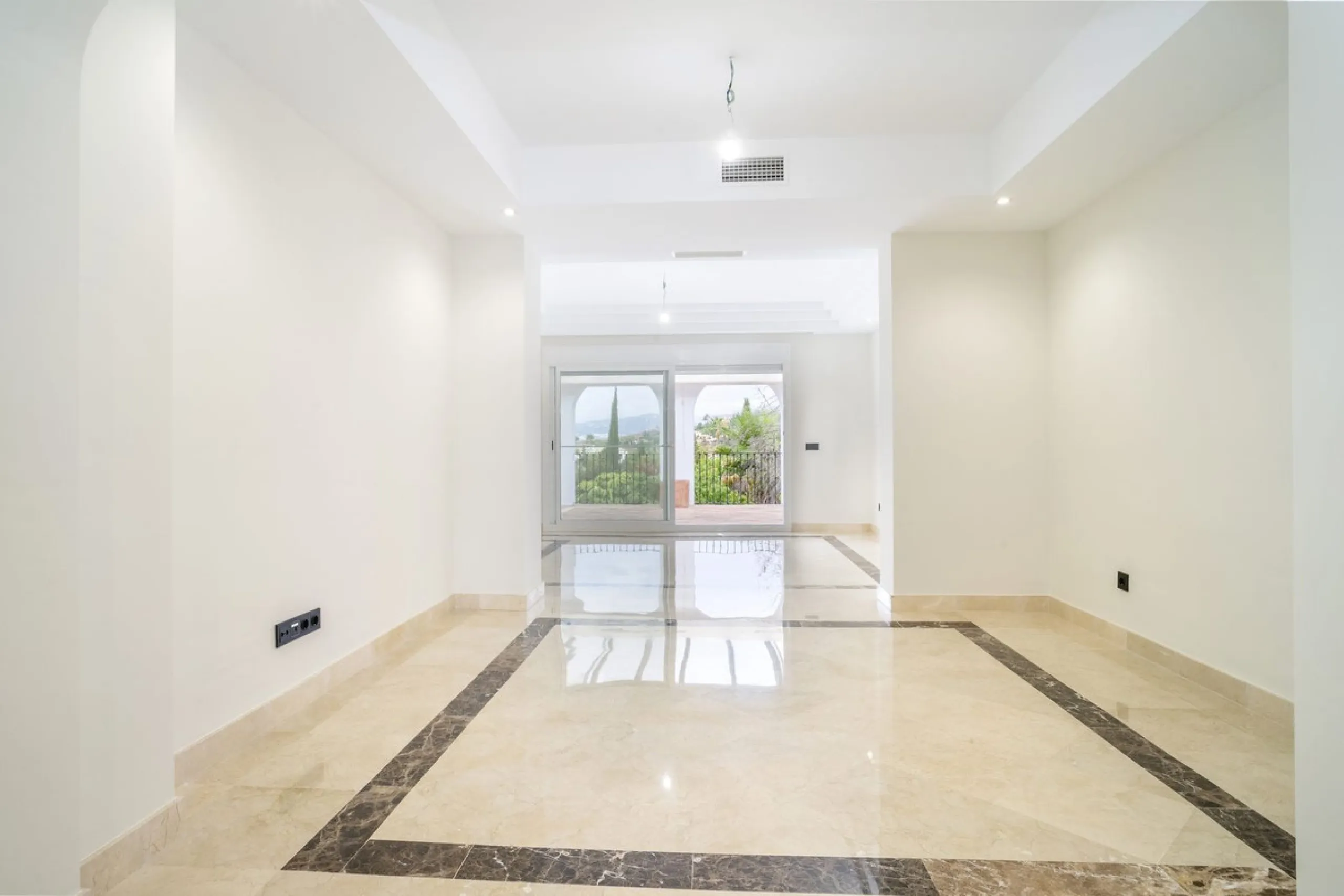 There are homes that are not only lived in, they are truly experienced. This penthouse duplex in Montebello Hills is one of them. Set on the noble slopes of Sierra Blanca, it offers both the calm of the mountains and the endless expanse of the Mediterrane
