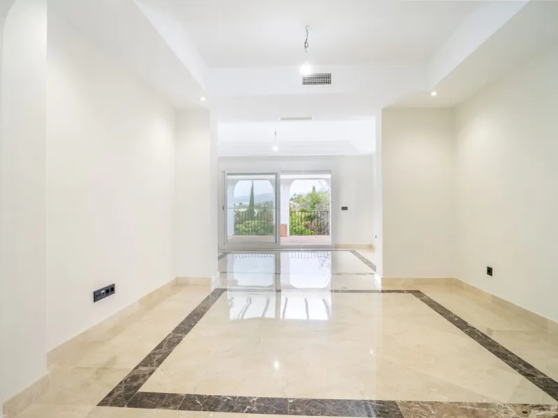 There are homes that are not only lived in, they are truly experienced. This penthouse duplex in Montebello Hills is one of them. Set on the noble slopes of Sierra Blanca, it offers both the calm of the mountains and the endless expanse of the Mediterrane