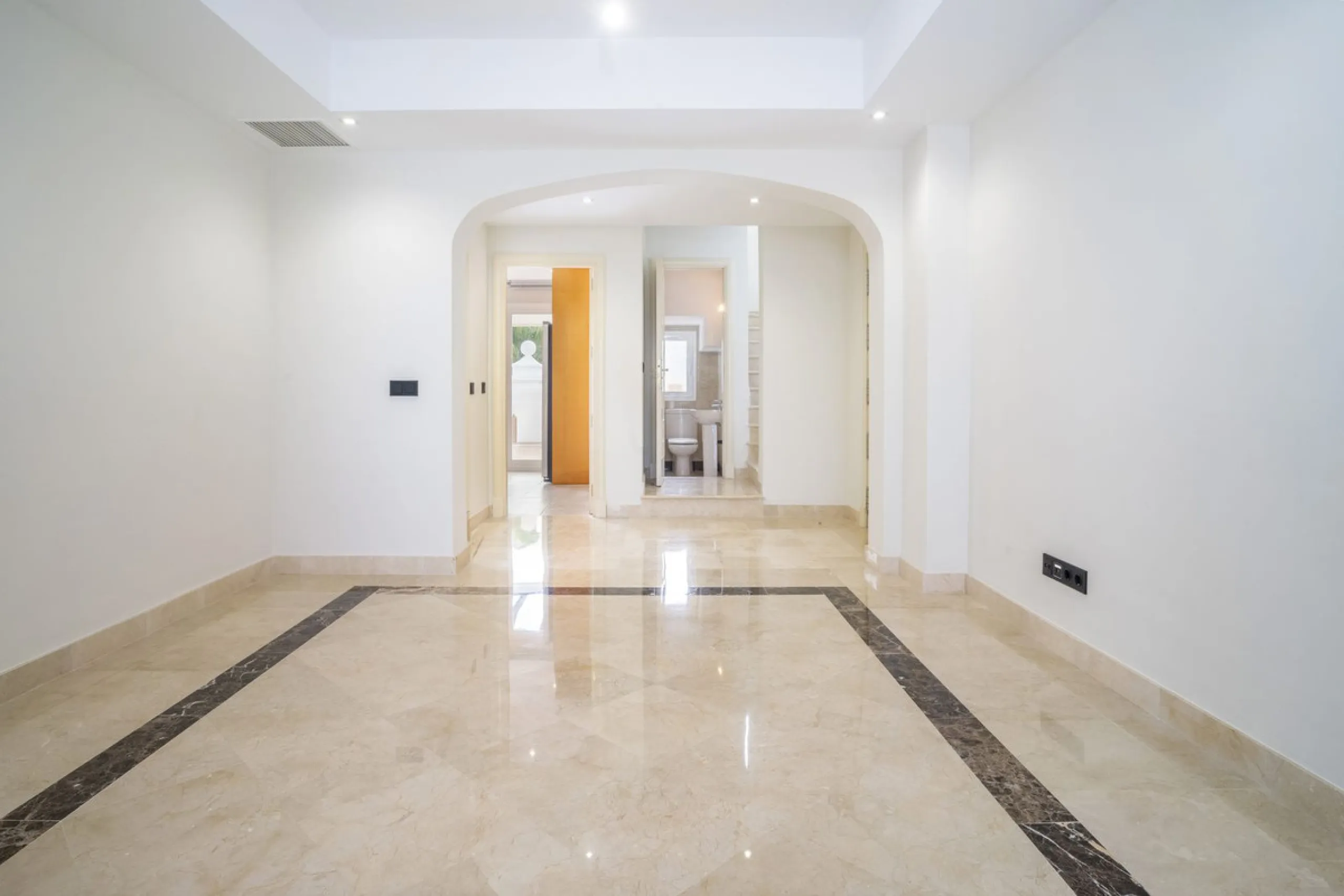 There are homes that are not only lived in, they are truly experienced. This penthouse duplex in Montebello Hills is one of them. Set on the noble slopes of Sierra Blanca, it offers both the calm of the mountains and the endless expanse of the Mediterrane