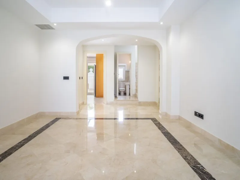 There are homes that are not only lived in, they are truly experienced. This penthouse duplex in Montebello Hills is one of them. Set on the noble slopes of Sierra Blanca, it offers both the calm of the mountains and the endless expanse of the Mediterrane