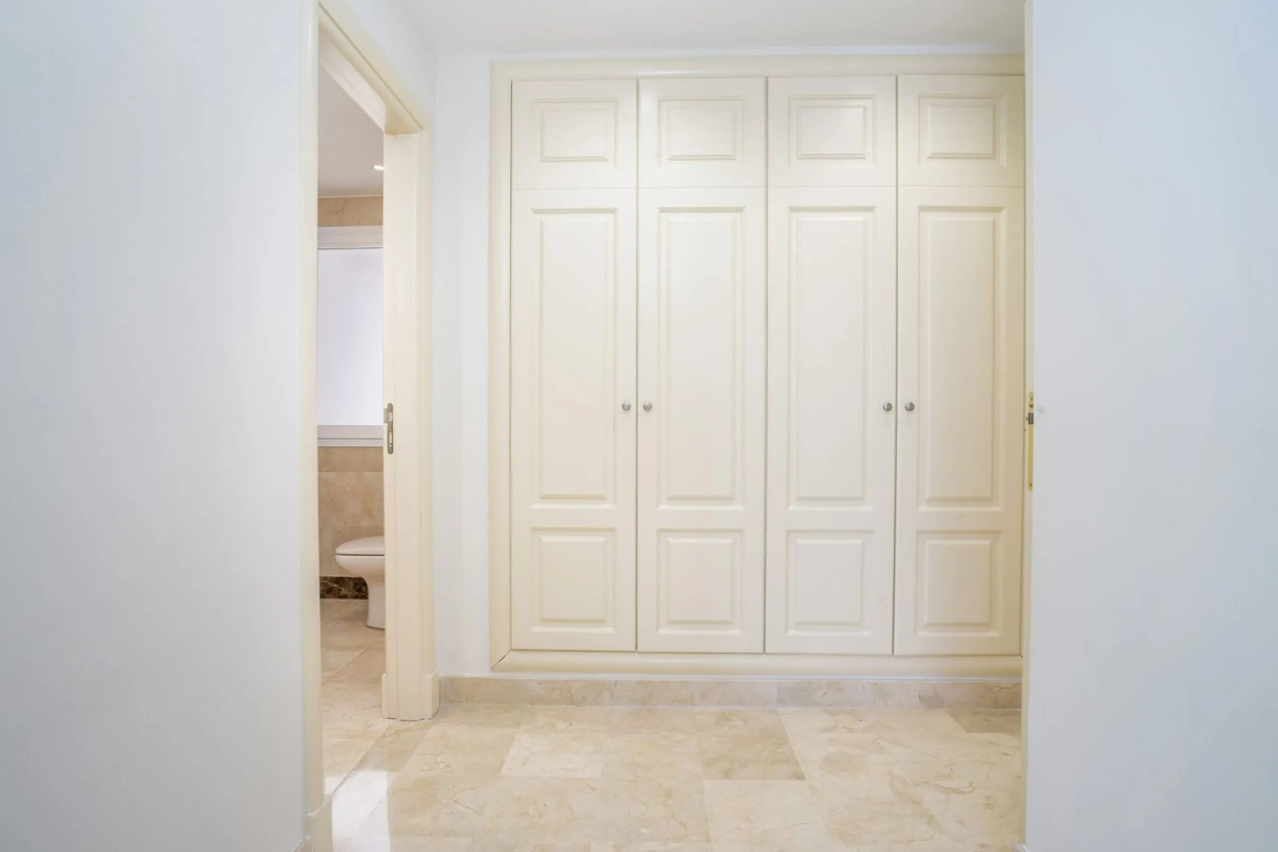 There are homes that are not only lived in, they are truly experienced. This penthouse duplex in Montebello Hills is one of them. Set on the noble slopes of Sierra Blanca, it offers both the calm of the mountains and the endless expanse of the Mediterrane
