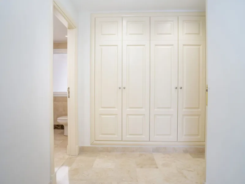 There are homes that are not only lived in, they are truly experienced. This penthouse duplex in Montebello Hills is one of them. Set on the noble slopes of Sierra Blanca, it offers both the calm of the mountains and the endless expanse of the Mediterrane
