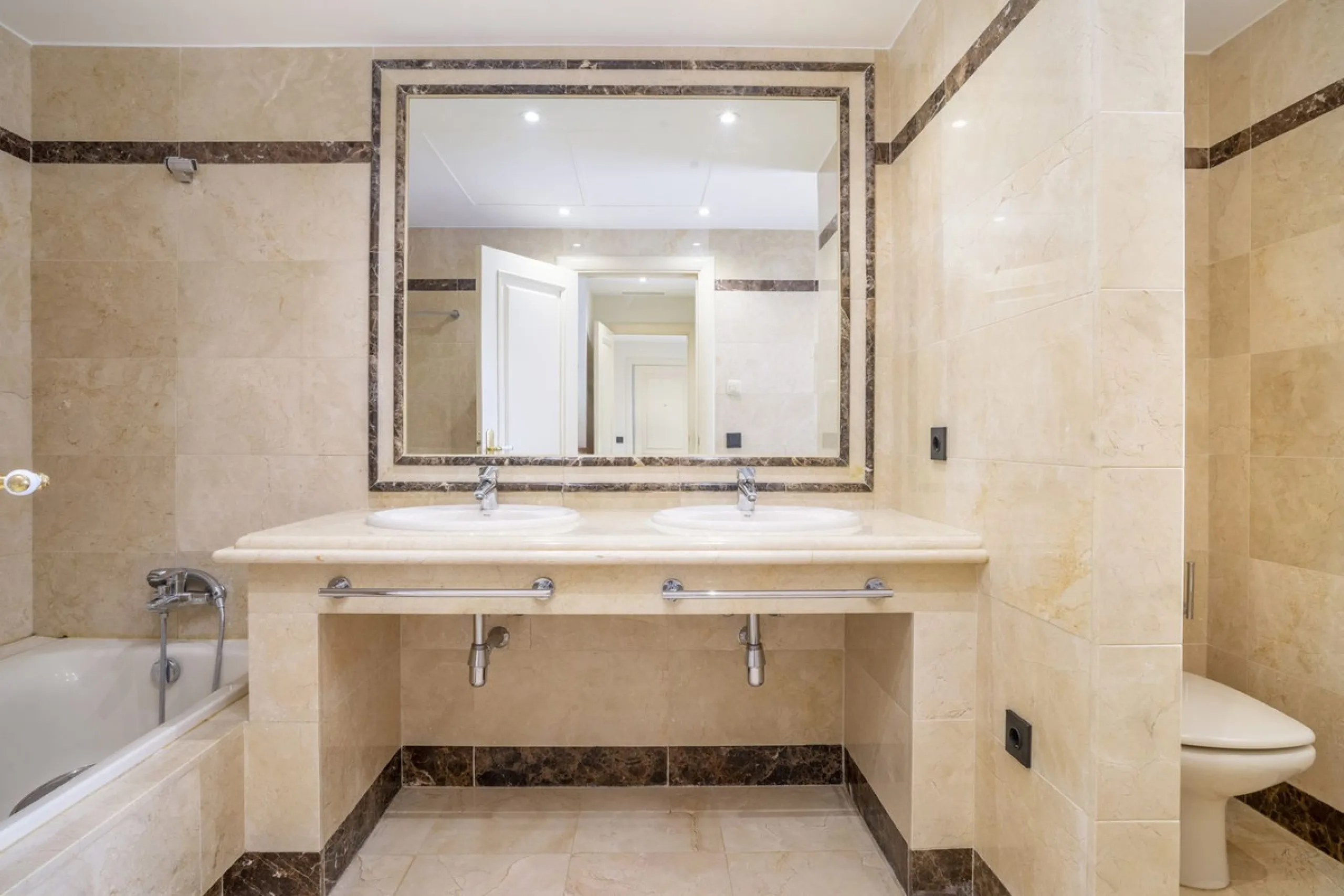 There are homes that are not only lived in, they are truly experienced. This penthouse duplex in Montebello Hills is one of them. Set on the noble slopes of Sierra Blanca, it offers both the calm of the mountains and the endless expanse of the Mediterrane