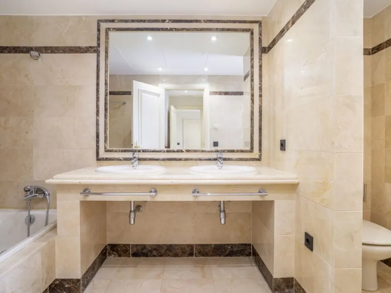 There are homes that are not only lived in, they are truly experienced. This penthouse duplex in Montebello Hills is one of them. Set on the noble slopes of Sierra Blanca, it offers both the calm of the mountains and the endless expanse of the Mediterrane