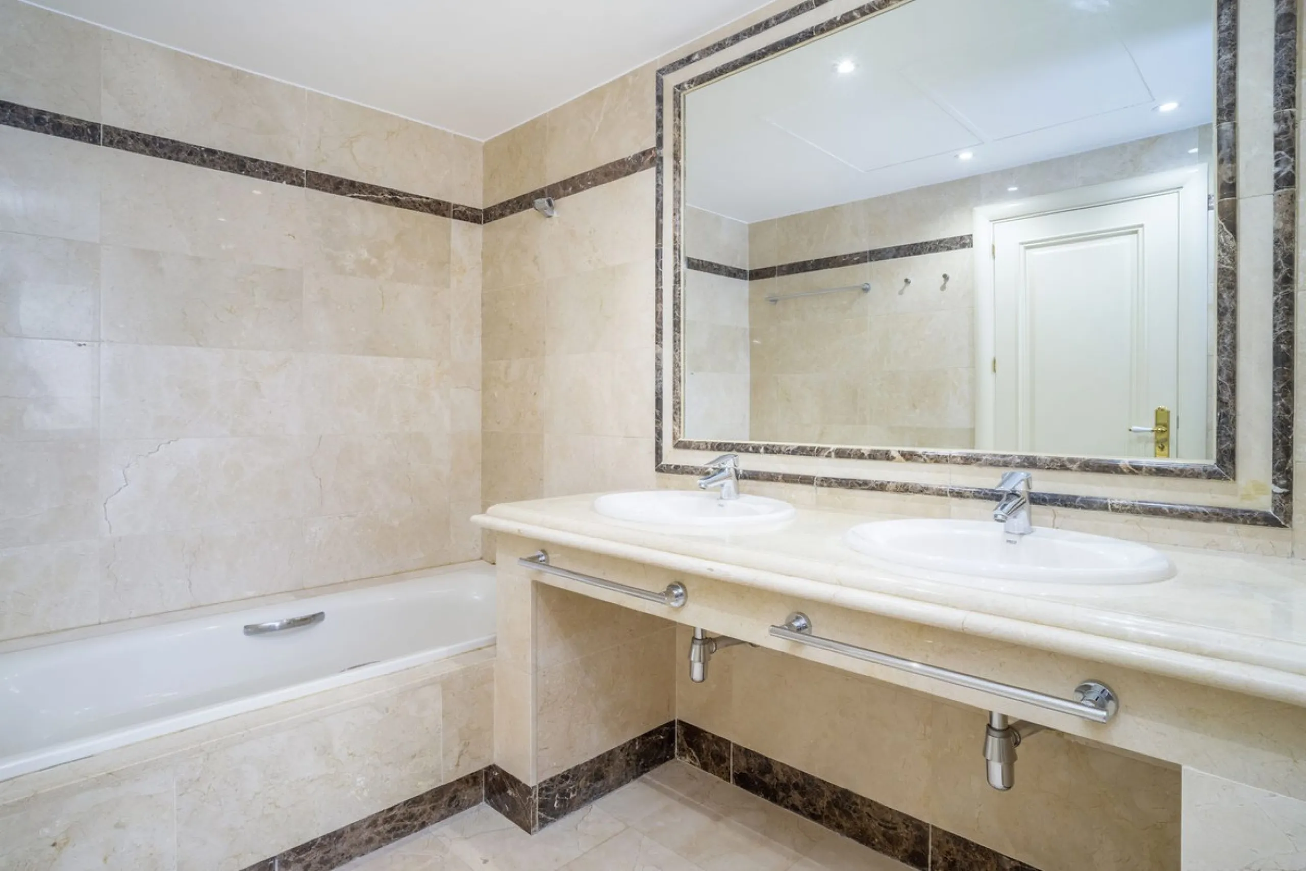There are homes that are not only lived in, they are truly experienced. This penthouse duplex in Montebello Hills is one of them. Set on the noble slopes of Sierra Blanca, it offers both the calm of the mountains and the endless expanse of the Mediterrane