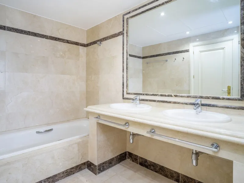There are homes that are not only lived in, they are truly experienced. This penthouse duplex in Montebello Hills is one of them. Set on the noble slopes of Sierra Blanca, it offers both the calm of the mountains and the endless expanse of the Mediterrane