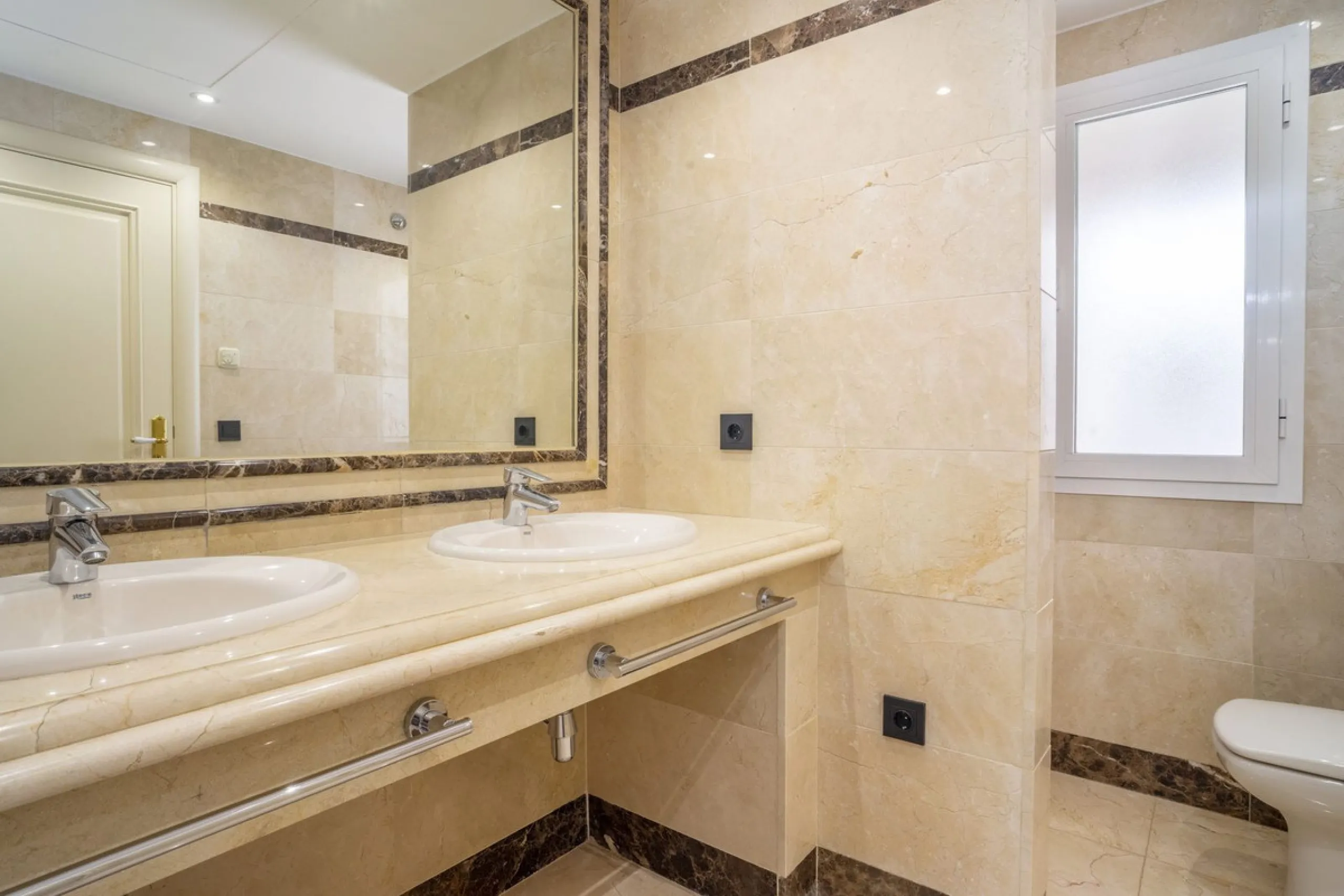 There are homes that are not only lived in, they are truly experienced. This penthouse duplex in Montebello Hills is one of them. Set on the noble slopes of Sierra Blanca, it offers both the calm of the mountains and the endless expanse of the Mediterrane