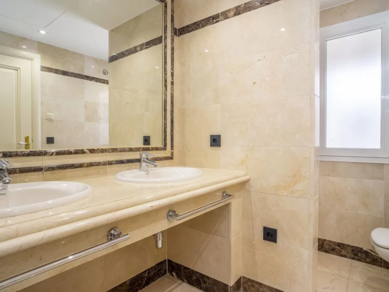 There are homes that are not only lived in, they are truly experienced. This penthouse duplex in Montebello Hills is one of them. Set on the noble slopes of Sierra Blanca, it offers both the calm of the mountains and the endless expanse of the Mediterrane