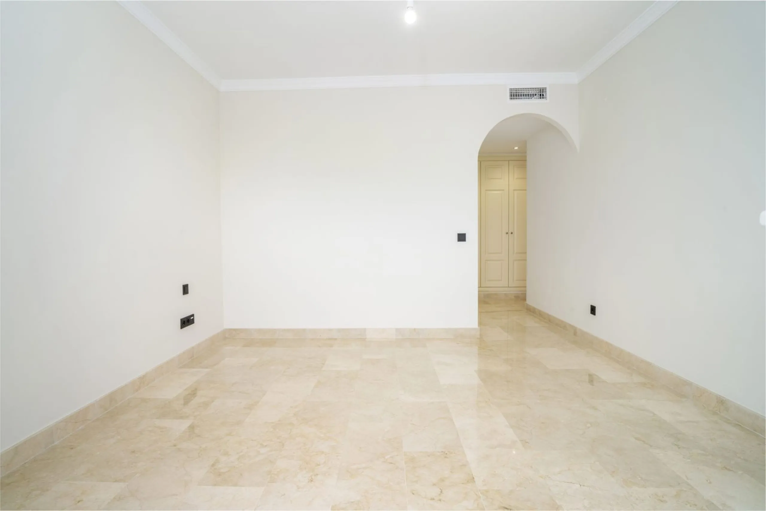 There are homes that are not only lived in, they are truly experienced. This penthouse duplex in Montebello Hills is one of them. Set on the noble slopes of Sierra Blanca, it offers both the calm of the mountains and the endless expanse of the Mediterrane