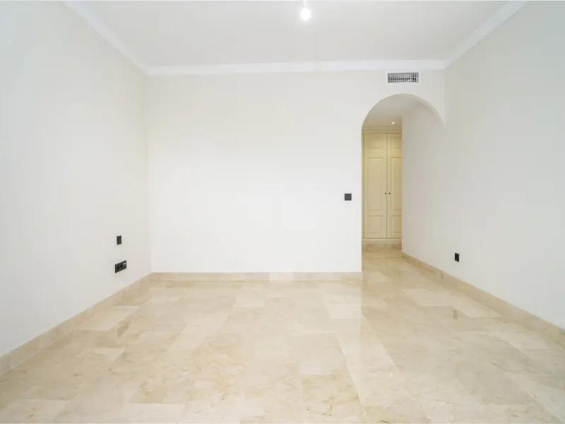 There are homes that are not only lived in, they are truly experienced. This penthouse duplex in Montebello Hills is one of them. Set on the noble slopes of Sierra Blanca, it offers both the calm of the mountains and the endless expanse of the Mediterrane