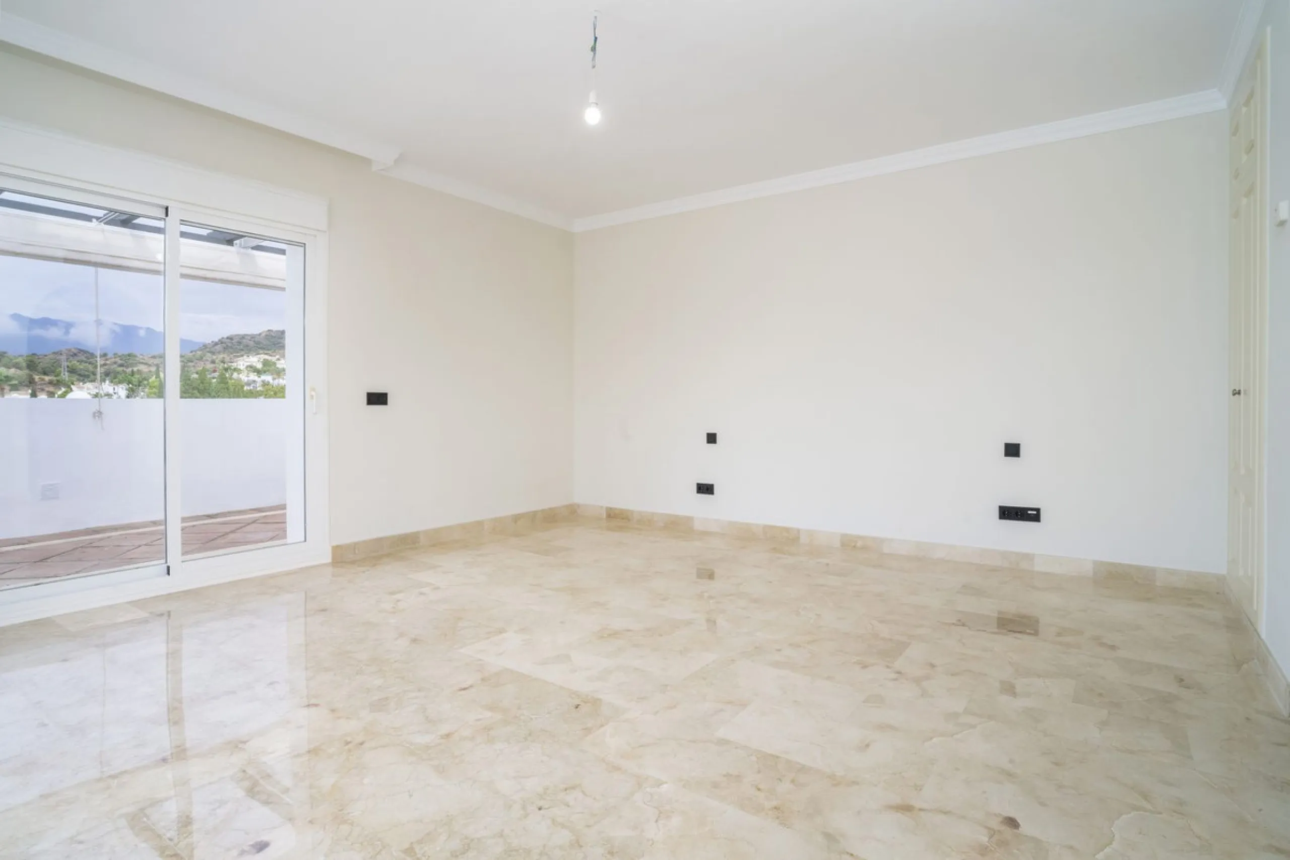 There are homes that are not only lived in, they are truly experienced. This penthouse duplex in Montebello Hills is one of them. Set on the noble slopes of Sierra Blanca, it offers both the calm of the mountains and the endless expanse of the Mediterrane