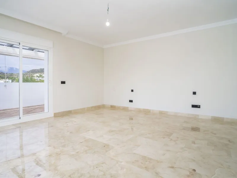 There are homes that are not only lived in, they are truly experienced. This penthouse duplex in Montebello Hills is one of them. Set on the noble slopes of Sierra Blanca, it offers both the calm of the mountains and the endless expanse of the Mediterrane