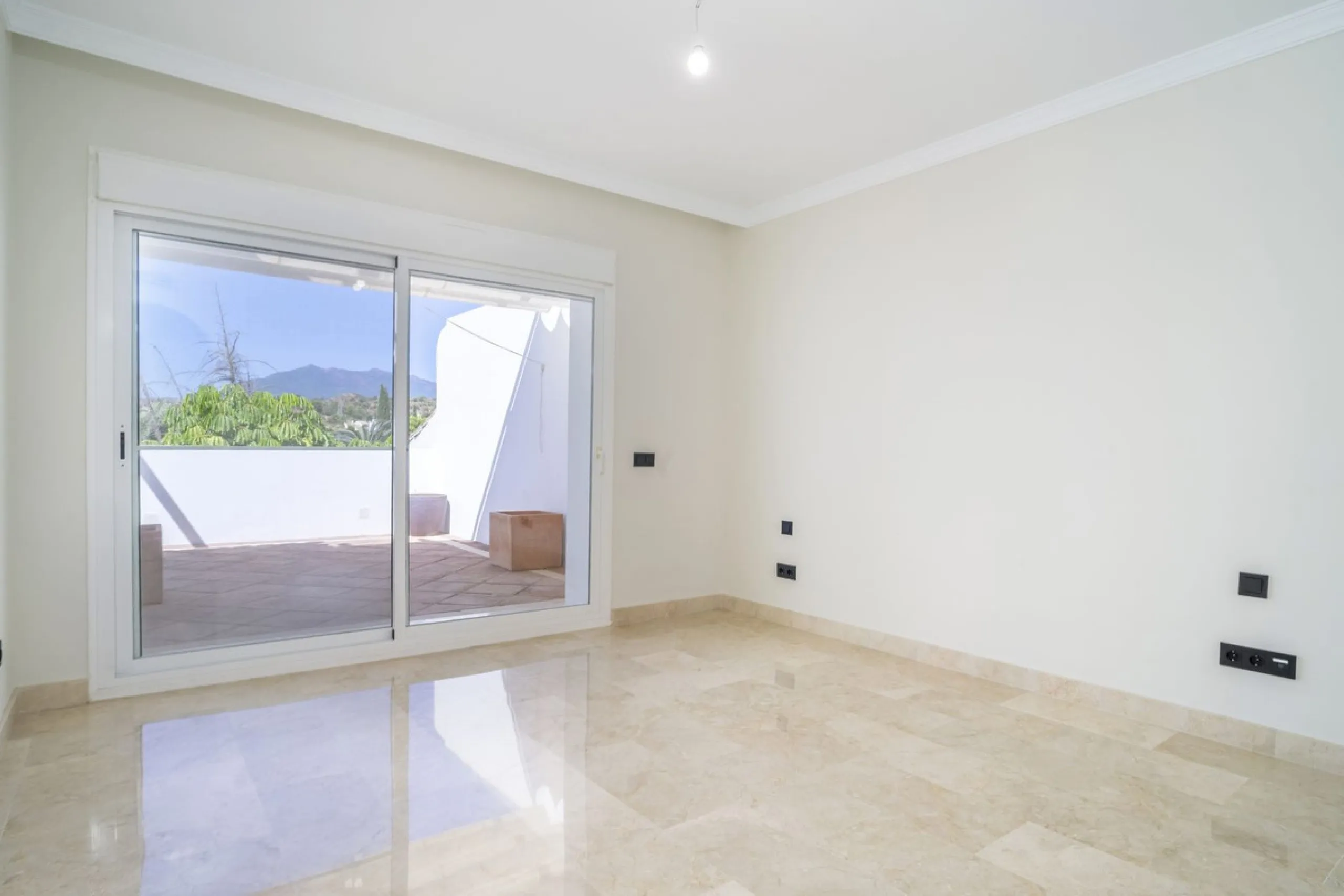 There are homes that are not only lived in, they are truly experienced. This penthouse duplex in Montebello Hills is one of them. Set on the noble slopes of Sierra Blanca, it offers both the calm of the mountains and the endless expanse of the Mediterrane