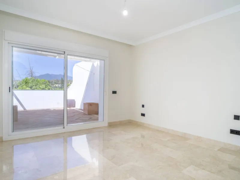 There are homes that are not only lived in, they are truly experienced. This penthouse duplex in Montebello Hills is one of them. Set on the noble slopes of Sierra Blanca, it offers both the calm of the mountains and the endless expanse of the Mediterrane