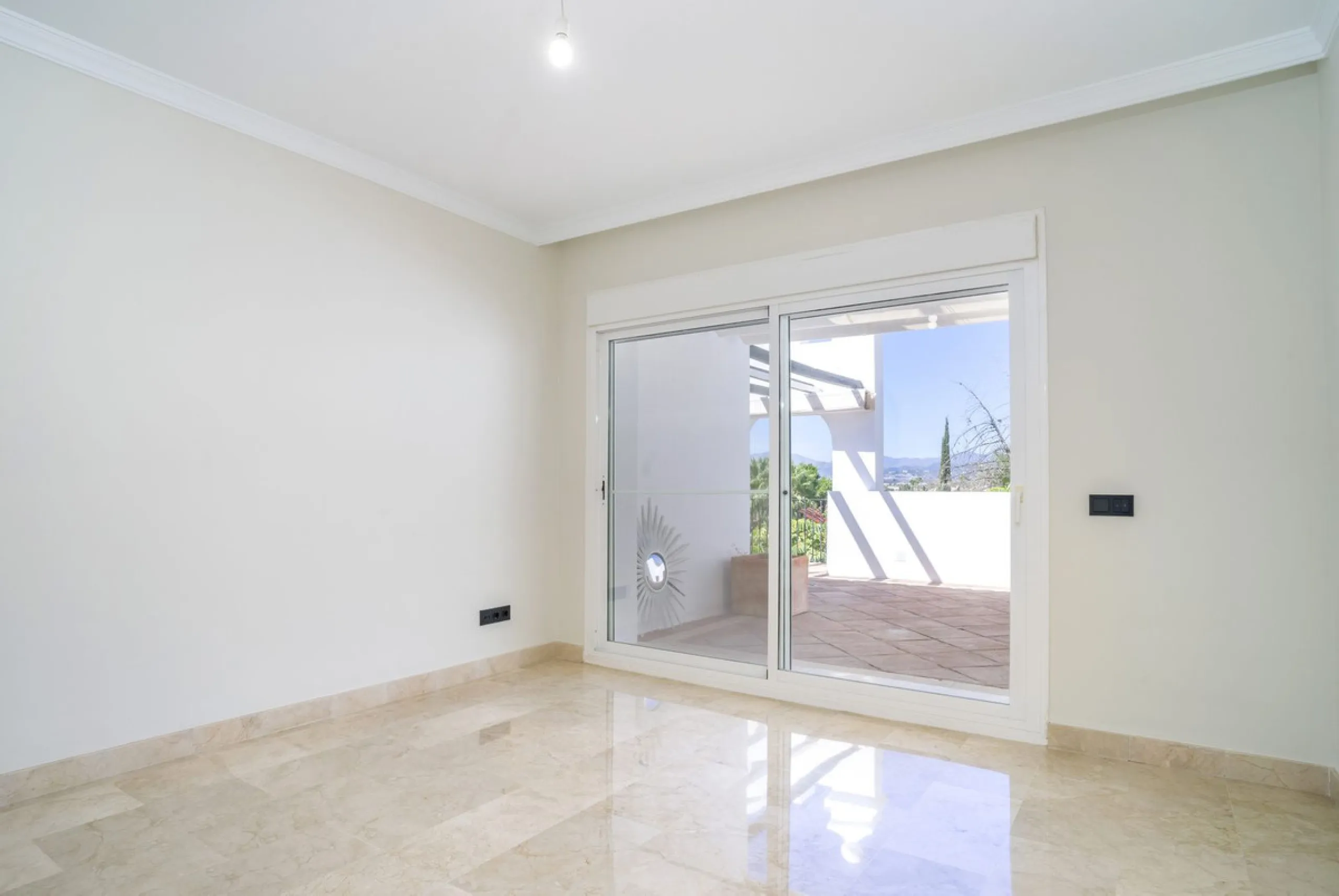 There are homes that are not only lived in, they are truly experienced. This penthouse duplex in Montebello Hills is one of them. Set on the noble slopes of Sierra Blanca, it offers both the calm of the mountains and the endless expanse of the Mediterrane