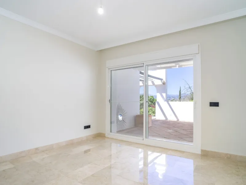 There are homes that are not only lived in, they are truly experienced. This penthouse duplex in Montebello Hills is one of them. Set on the noble slopes of Sierra Blanca, it offers both the calm of the mountains and the endless expanse of the Mediterrane