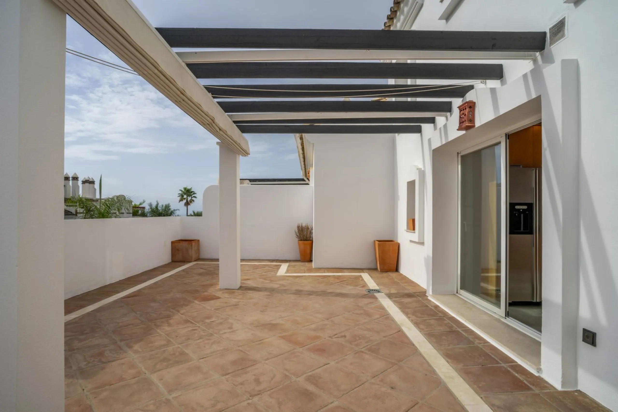 There are homes that are not only lived in, they are truly experienced. This penthouse duplex in Montebello Hills is one of them. Set on the noble slopes of Sierra Blanca, it offers both the calm of the mountains and the endless expanse of the Mediterrane