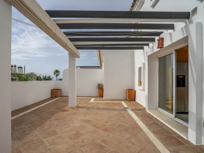There are homes that are not only lived in, they are truly experienced. This penthouse duplex in Montebello Hills is one of them. Set on the noble slopes of Sierra Blanca, it offers both the calm of the mountains and the endless expanse of the Mediterrane