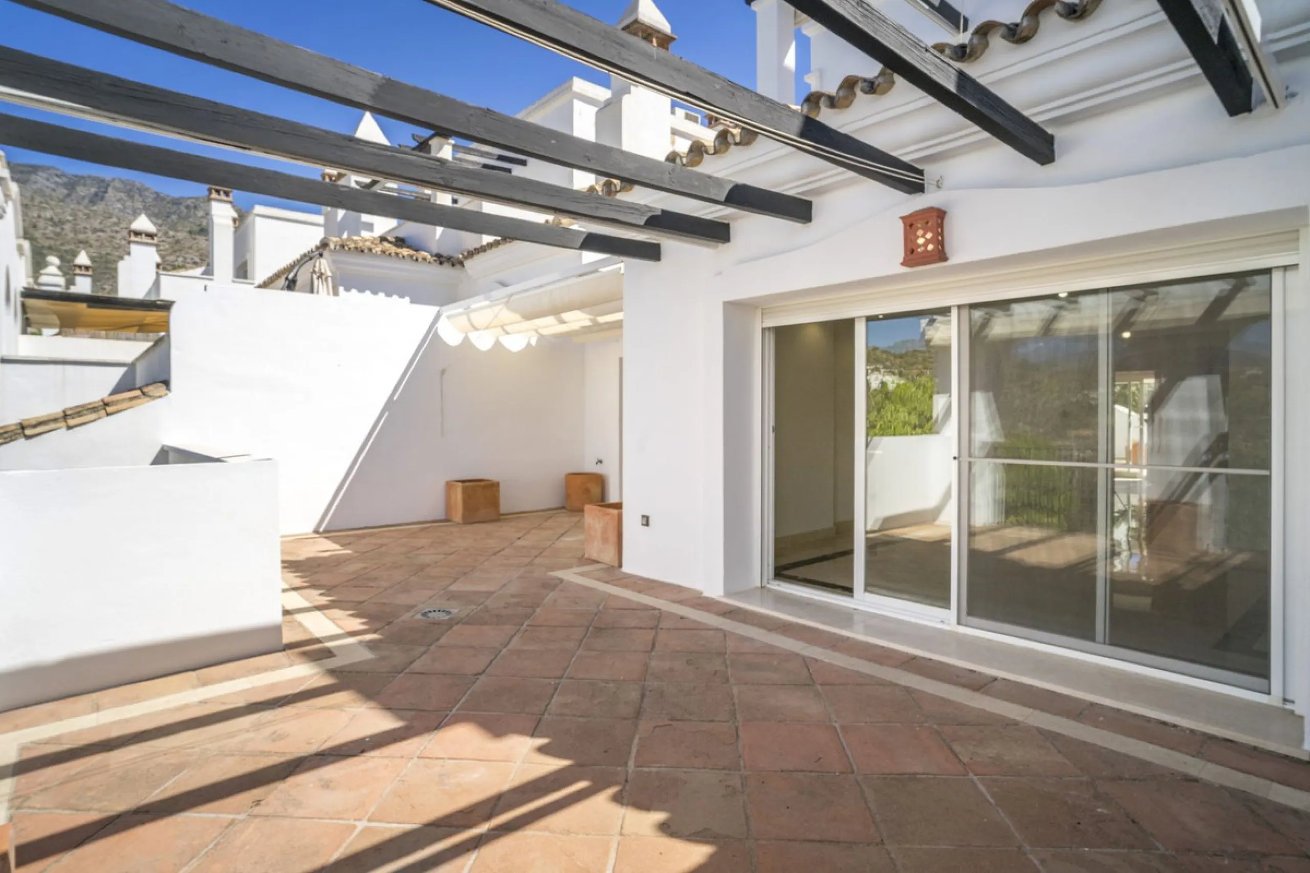 There are homes that are not only lived in, they are truly experienced. This penthouse duplex in Montebello Hills is one of them. Set on the noble slopes of Sierra Blanca, it offers both the calm of the mountains and the endless expanse of the Mediterrane