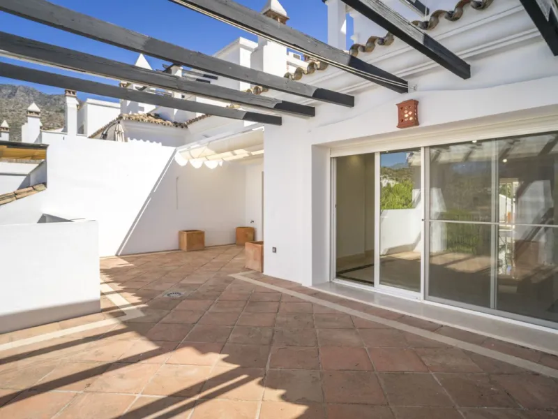 There are homes that are not only lived in, they are truly experienced. This penthouse duplex in Montebello Hills is one of them. Set on the noble slopes of Sierra Blanca, it offers both the calm of the mountains and the endless expanse of the Mediterrane