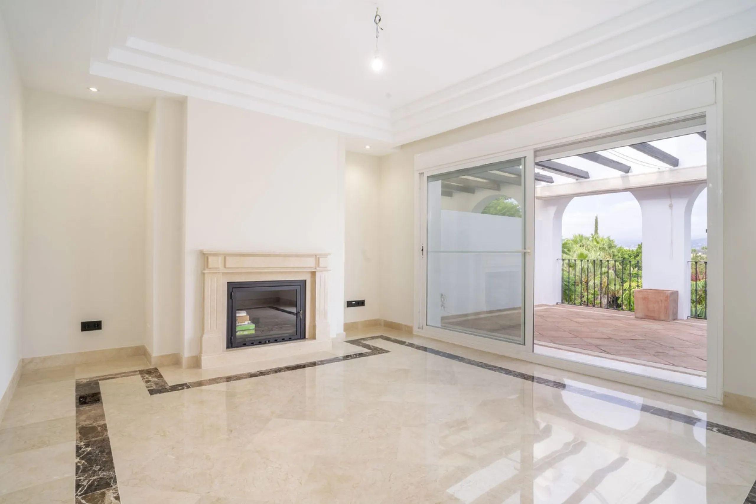 There are homes that are not only lived in, they are truly experienced. This penthouse duplex in Montebello Hills is one of them. Set on the noble slopes of Sierra Blanca, it offers both the calm of the mountains and the endless expanse of the Mediterrane