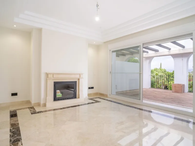 There are homes that are not only lived in, they are truly experienced. This penthouse duplex in Montebello Hills is one of them. Set on the noble slopes of Sierra Blanca, it offers both the calm of the mountains and the endless expanse of the Mediterrane