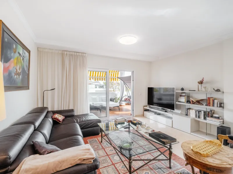 Spacious and bright 3-bedroom apartment in Nagüeles, Marbella, offering comfort, functionality, and a prime location. The property boasts a generous 142 m² layout with a well-designed floor plan: a large living room with the option to open the kitchen, an