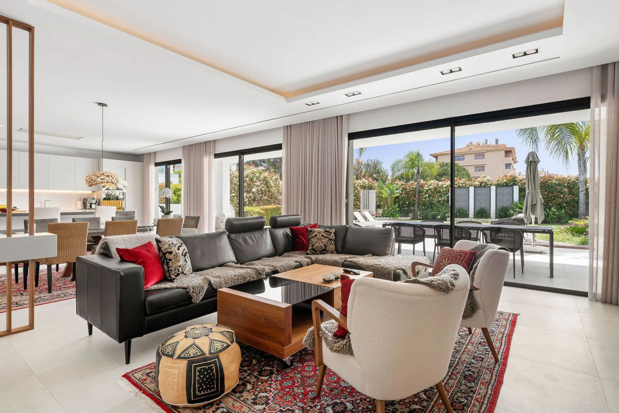 Welcome to this modern and very well built house in the lower Nueva Andalucia area. As you enter you are greeted with a large open kitchen that leads to the dining and living area, from here you can access the large covered terrace and onto the pool area 