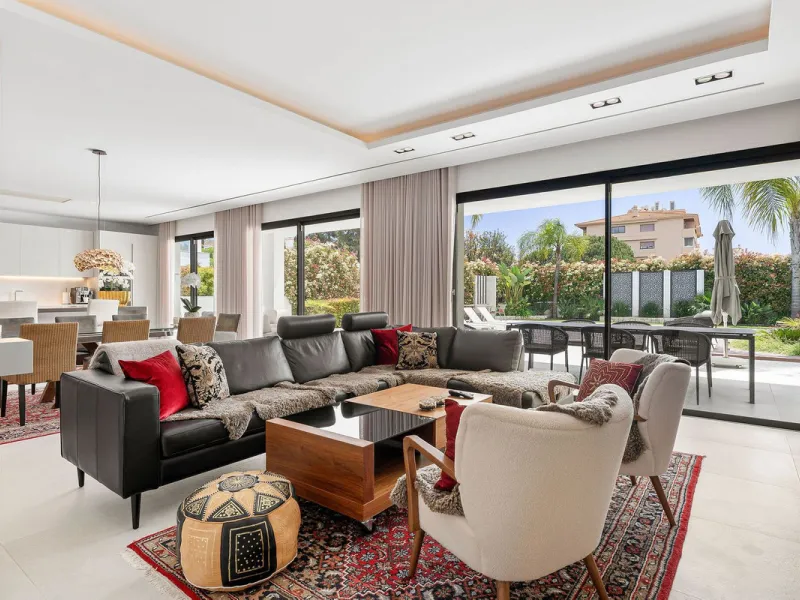 Welcome to this modern and very well built house in the lower Nueva Andalucia area. As you enter you are greeted with a large open kitchen that leads to the dining and living area, from here you can access the large covered terrace and onto the pool area 