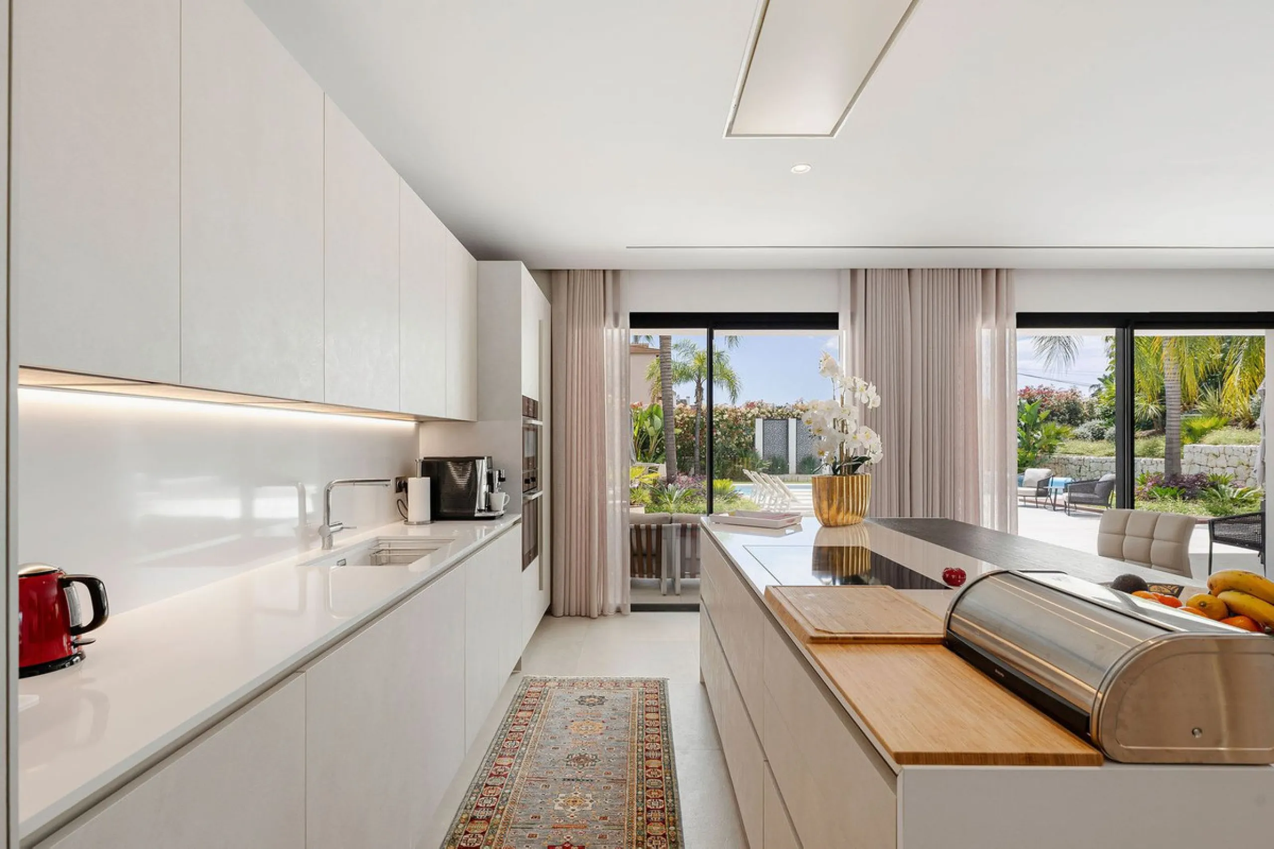 Welcome to this modern and very well built house in the lower Nueva Andalucia area. As you enter you are greeted with a large open kitchen that leads to the dining and living area, from here you can access the large covered terrace and onto the pool area 