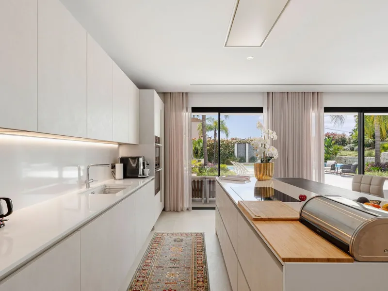 Welcome to this modern and very well built house in the lower Nueva Andalucia area. As you enter you are greeted with a large open kitchen that leads to the dining and living area, from here you can access the large covered terrace and onto the pool area 