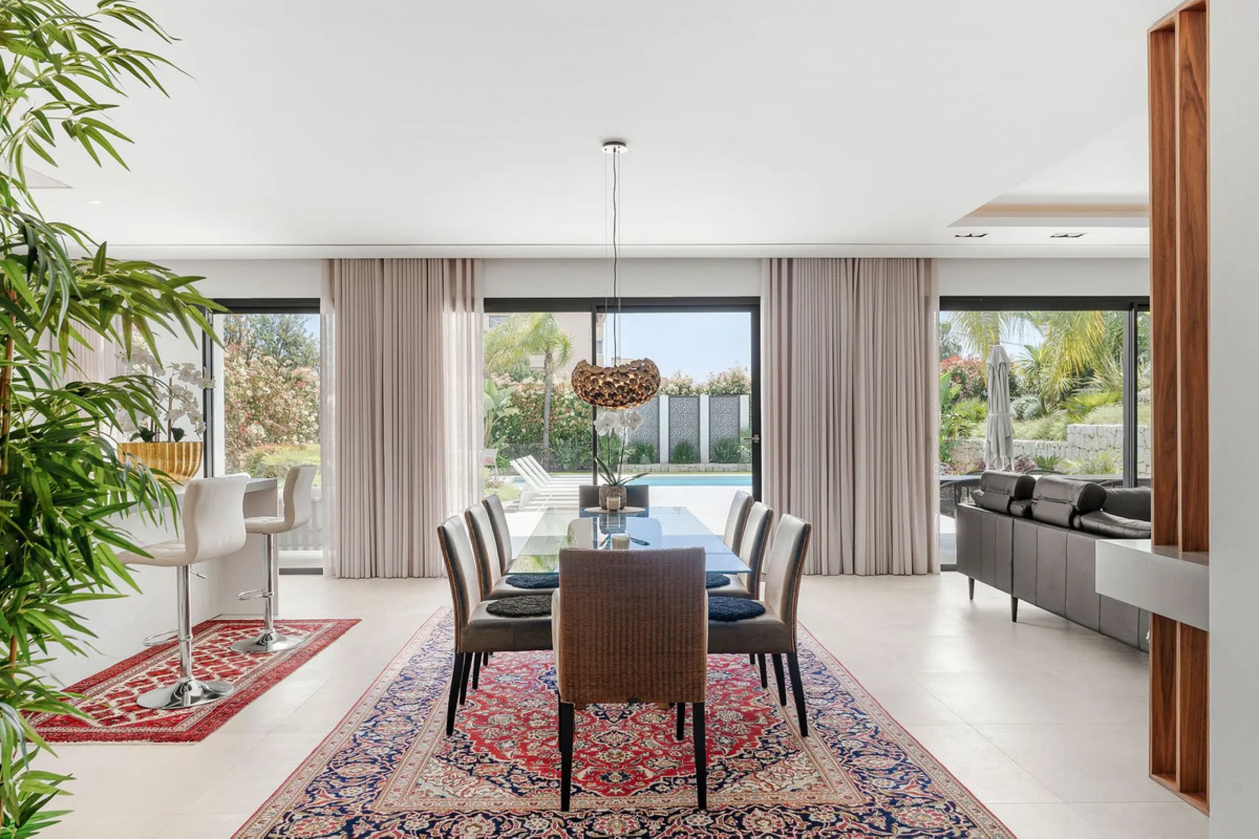 Welcome to this modern and very well built house in the lower Nueva Andalucia area. As you enter you are greeted with a large open kitchen that leads to the dining and living area, from here you can access the large covered terrace and onto the pool area 