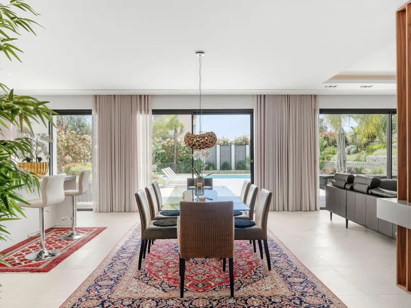 Welcome to this modern and very well built house in the lower Nueva Andalucia area. As you enter you are greeted with a large open kitchen that leads to the dining and living area, from here you can access the large covered terrace and onto the pool area 