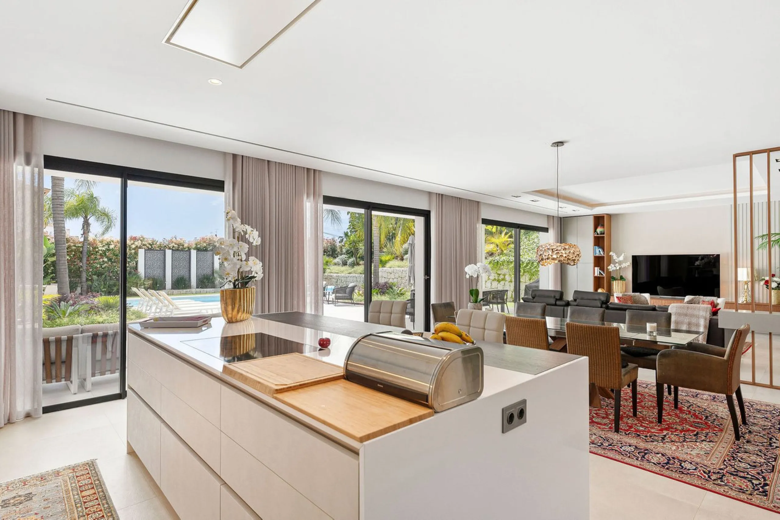 Welcome to this modern and very well built house in the lower Nueva Andalucia area. As you enter you are greeted with a large open kitchen that leads to the dining and living area, from here you can access the large covered terrace and onto the pool area 