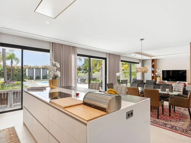 Welcome to this modern and very well built house in the lower Nueva Andalucia area. As you enter you are greeted with a large open kitchen that leads to the dining and living area, from here you can access the large covered terrace and onto the pool area 