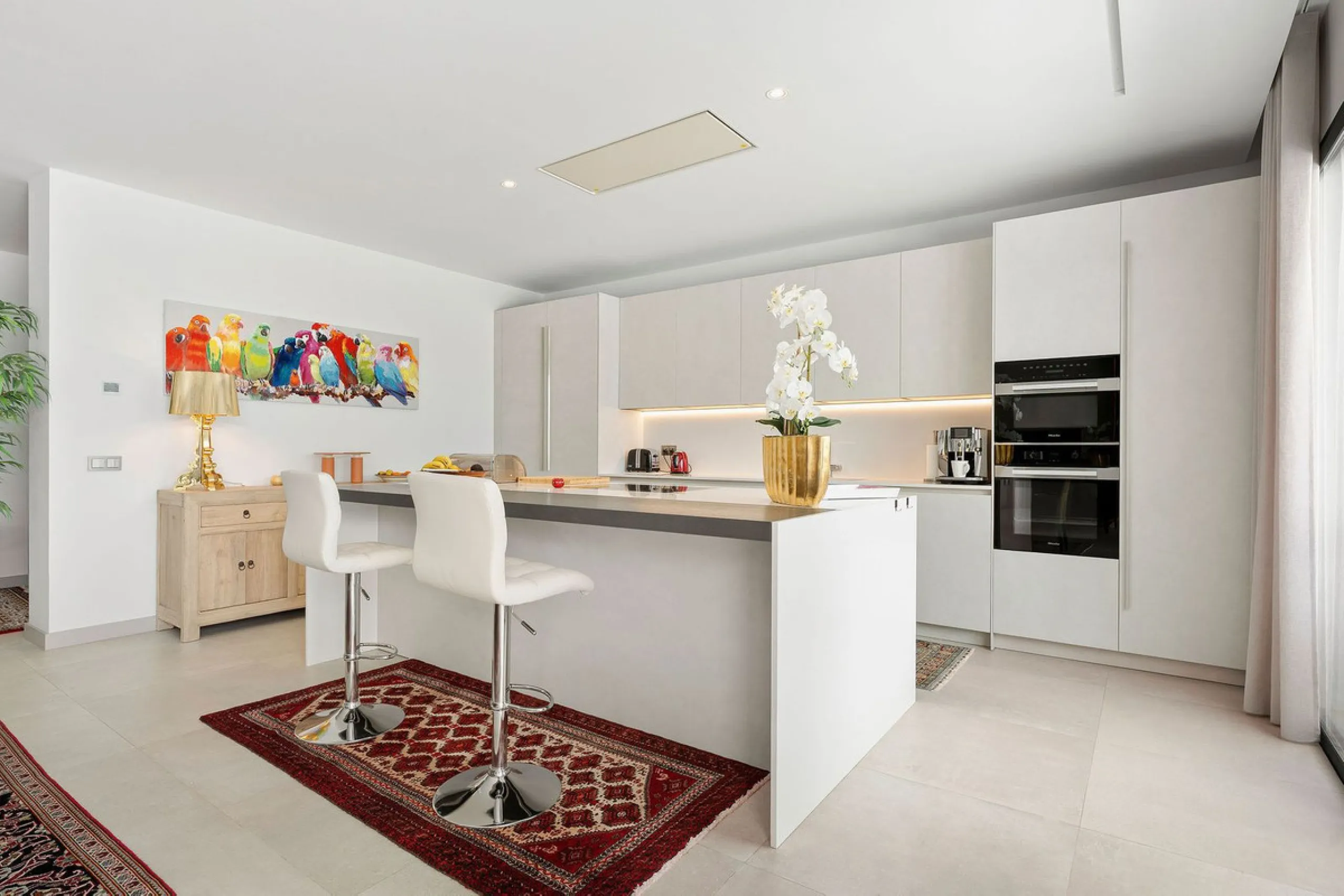 Welcome to this modern and very well built house in the lower Nueva Andalucia area. As you enter you are greeted with a large open kitchen that leads to the dining and living area, from here you can access the large covered terrace and onto the pool area 