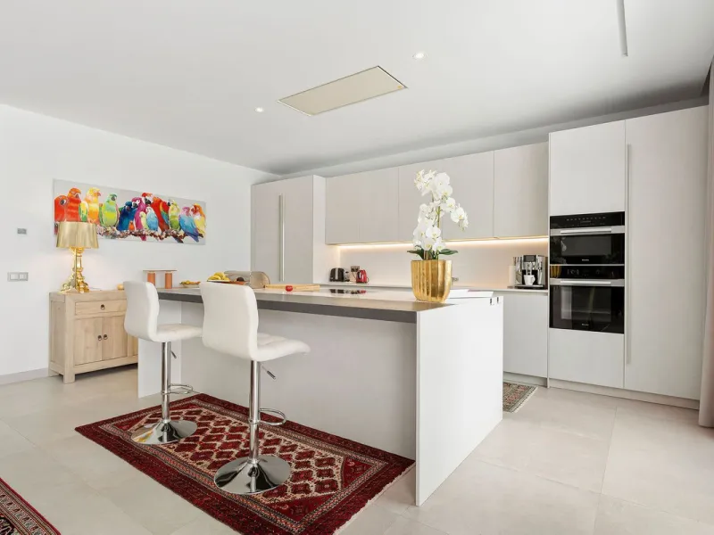 Welcome to this modern and very well built house in the lower Nueva Andalucia area. As you enter you are greeted with a large open kitchen that leads to the dining and living area, from here you can access the large covered terrace and onto the pool area 