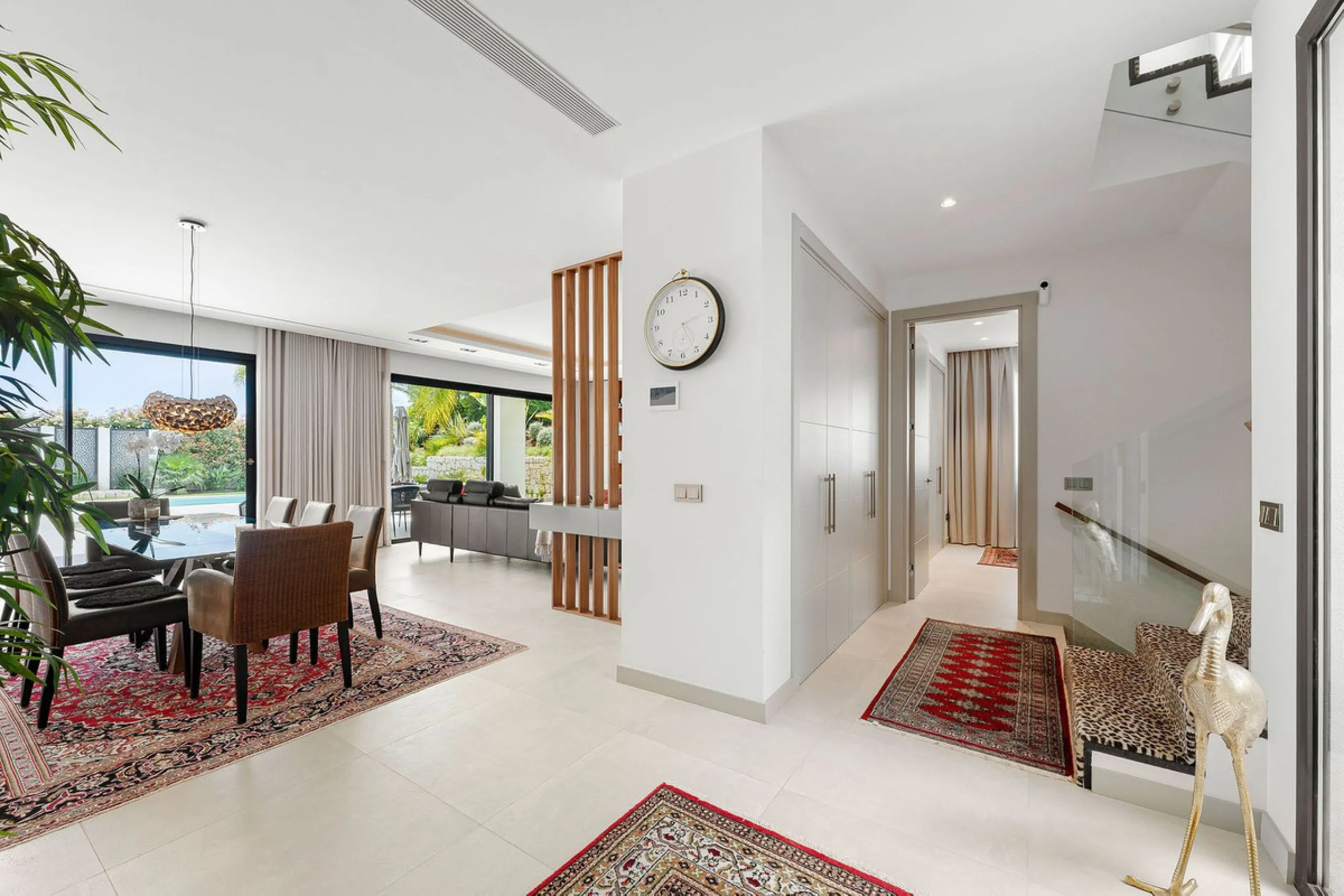 Welcome to this modern and very well built house in the lower Nueva Andalucia area. As you enter you are greeted with a large open kitchen that leads to the dining and living area, from here you can access the large covered terrace and onto the pool area 