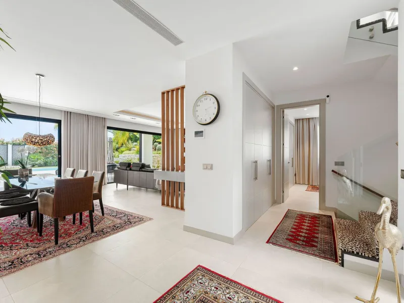 Welcome to this modern and very well built house in the lower Nueva Andalucia area. As you enter you are greeted with a large open kitchen that leads to the dining and living area, from here you can access the large covered terrace and onto the pool area 