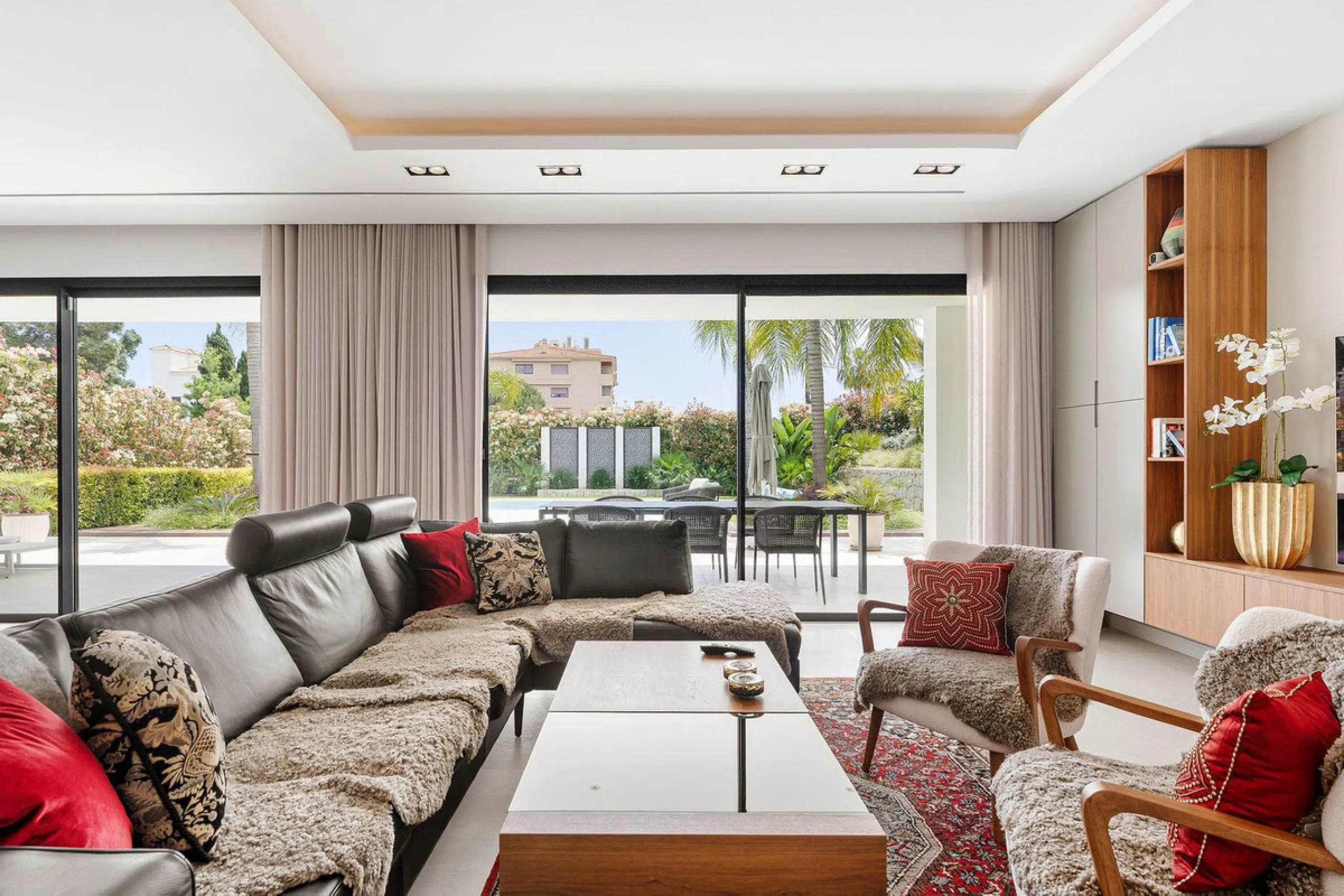 Welcome to this modern and very well built house in the lower Nueva Andalucia area. As you enter you are greeted with a large open kitchen that leads to the dining and living area, from here you can access the large covered terrace and onto the pool area 